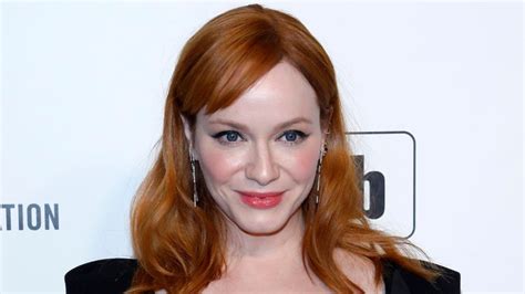 Mad Mens Christina Hendricks Shares Rare Swimsuit。